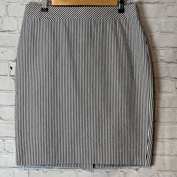 NWT J. Crew Seersucker Pencil Skirt - Picture 10 of 11